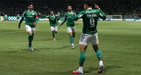 Vitor Roque comemora um dos três gols marcados na goleada do Palmeiras sobre o Internacional por 4 a 1, no Allianz Parque.