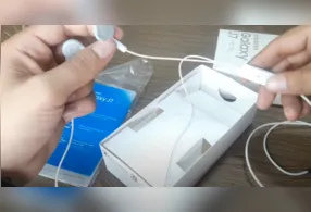 O formato pode parecer um defeito, mas é resultado de um design intencional, conhecido como “fio assimétrico” ou “Y assimétrico”.