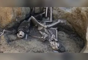 A datação por radiocarbono e uma moeda encontrada entre os ossos, cunhada em 251 d.C., reforçam a hipótese de que o sepultamento ocorreu na segunda metade do século III.