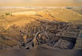 Segundo a Archaeology Magazine, trata-se da primeira estátua desse tipo localizada em uma parede do sítio