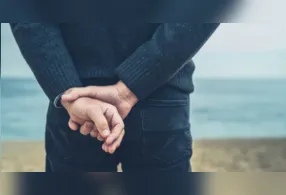 Andar com as mãos atrás das costas é um gesto que pode parecer simples, mas carrega uma série de significados.