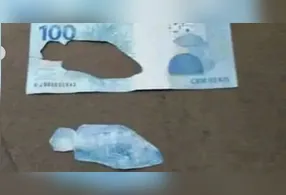 Aqui, jaz uma garoupa. Situação ocorreu após a descoberta do "peixe" pelo menino