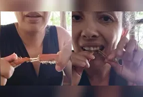 A paraense mostra o jeito certo de comer caranguejo.