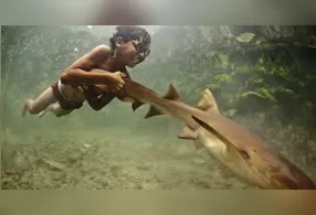 Os Bajau, conhecidos como “Povo do Mar”, desenvolveram adaptações genéticas únicas que lhes permitem mergulhar por longos períodos em apneia.
