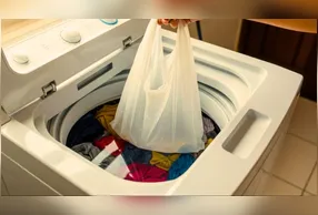 Saco plástico cria barreira protetora entre a peça e o restante das roupas na máquina de lavar.