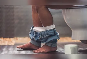 Urinar em pé pode parecer prático, mas gotículas microscópicas de urina podem se espalhar por distâncias maiores do que imaginamos.