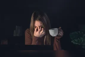 Levantamentos destacam seis grupos de medicamentos cujos pacientes devem ter cuidado especial ao consumir café.