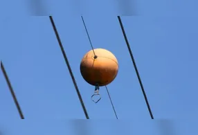 De acordo com a norma que estabelece os parâmetros para esses dispositivos, as esferas são fabricadas com materiais como polietileno e PVC reforçado.