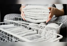 O processo de secagem incompleto representa a principal origem do inconveniente, pois permite que microrganismos se multipliquem nas fibras têxteis.