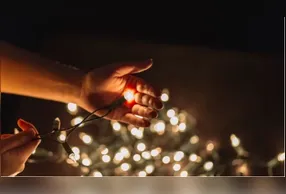 Luzes de Natal podem causar riscos, que podem ser evitados com cuidados na instalação.