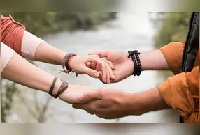 Um estudo aponta que os jovens tem rejeitado o modelo de relacionamento monogâmico tradicional e abraçado novas formas de vivenciar - ou não - o amor.