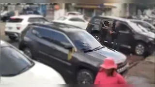 Câmeras de segurança registraram o momento em que empresário foi rendido e teve joias roubadas em um lava-jato no bairro da Cremação, em Belém.