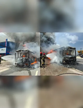 Equipes do Corpo de Bombeiros trabalharam para conter as chamas que destruíram o coletivo e deixaram a via tomada por fumaça densa.