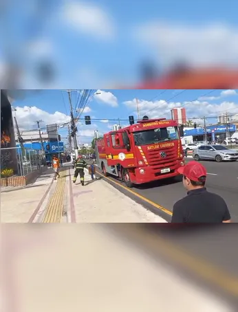 Vídeos mostram a igreja sendo tomada pelas chamas e intensa fumaça