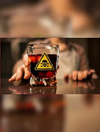 Engenheiro teria sido intoxicado por metanol em whiskey vendido lacrado; laudo não oficial confirma adulteração.