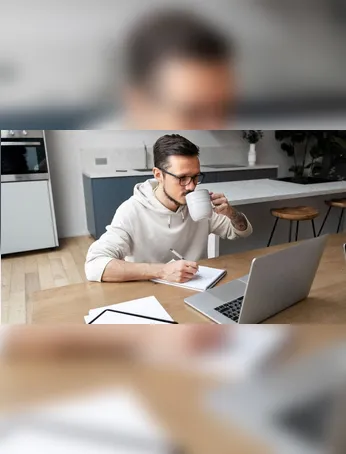 O trabalho é completamente remoto com algumas exigências aos trabalhadores.