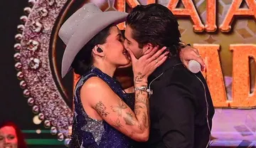 Imagem ilustrativa da imagem Ana Castela e Zé Felipe dão beijão em especial de Natal do SBT