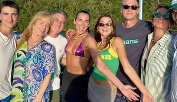 Imagem ilustrativa da imagem Dua Lipa visita Angra dos Reis e é recebida por Luciano Huck e Angélica