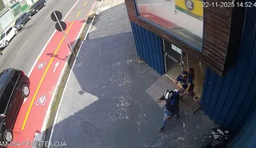 Imagem ilustrativa da imagem VÍDEO: dupla assalta loja oficial do Remo e foge carregando mochilas