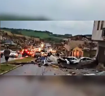 Imagem ilustrativa da imagem Cidade arrasada por tornado enfrenta desafio da reconstrução