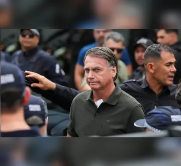 Imagem ilustrativa da imagem Bolsonaro culpa remédios por "surto" que o levaram a violar tornozeleira