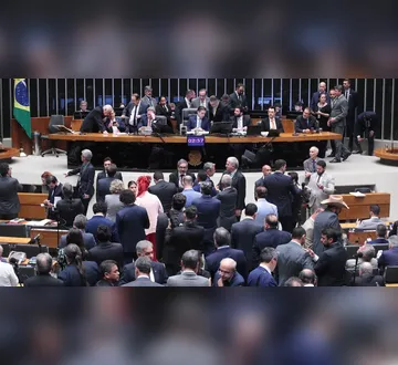 Imagem ilustrativa da imagem Câmara aprova durante a madrugada PL que reduz pena de Bolsonaro