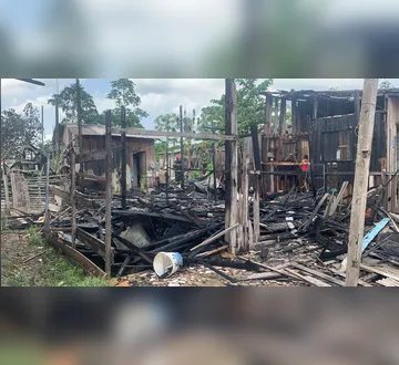 Imagem ilustrativa da imagem VÍDEO: incêndio destrói duas casas de madeira em Belém