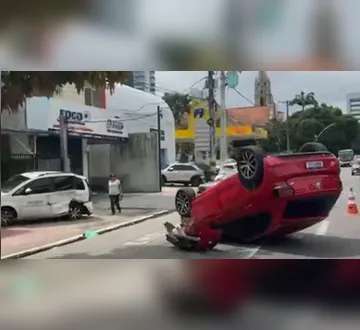 Imagem ilustrativa da imagem VÍDEO: carro capota após colisão e interdita avenida em Belém
