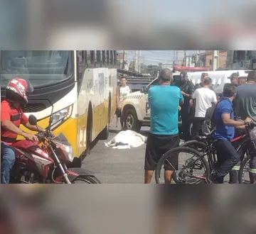 Imagem ilustrativa da imagem Entregador morre em acidente com ônibus na rotatória do 40 Horas