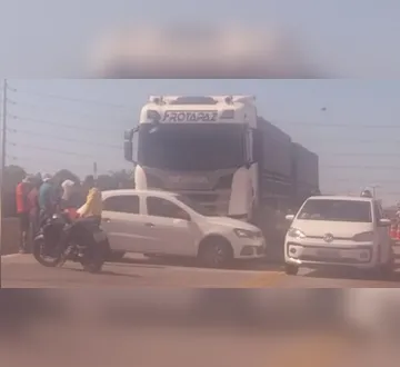 Imagem ilustrativa da imagem Vídeo: Acidente no viaduto do Coqueiro deixa trânsito parado, em Ananindeua