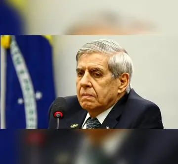 Imagem ilustrativa da imagem PGR defende prisão domiciliar para general Heleno após relato de Alzheimer