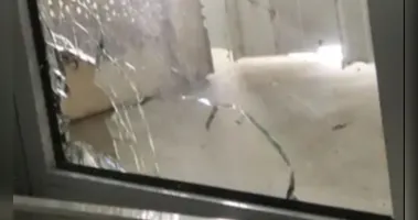 Vidro quebrado de janela atingida durante operação policial no Rio de Janeiro