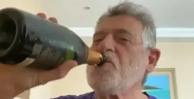 Imagem ilustrativa da imagem Com champanhe, José de Abreu comemora prisão de Bolsonaro