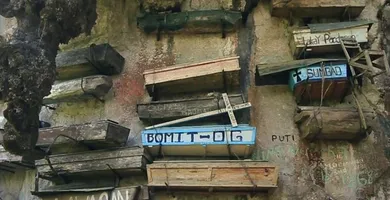 Imagem ilustrativa da imagem De onde vem a tradição dos caixões pendurados na China? Entenda