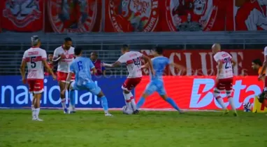 Imagem ilustrativa da notícia: ASSISTA: Análise do VAR escancara lance polêmico do Paysandu