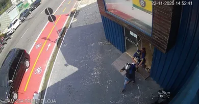 Imagem ilustrativa da notícia: VÍDEO: dupla assalta loja oficial do Remo e foge carregando mochilas