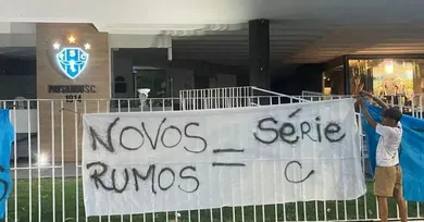 Imagem ilustrativa da notícia: Torcedores protestam contra diretoria na sede do Paysandu