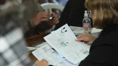 O envio deve ser feito em formato de imagem ou PDF do documento original ou cópia autenticada.