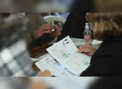 O envio deve ser feito em formato de imagem ou PDF do documento original ou cópia autenticada.