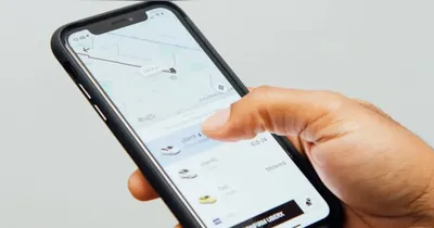 Parceria entre Nubank e Uber oferece gratuidade do serviço Uber One, com direito a cashback e descontos em corridas.