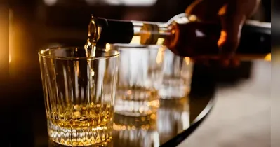 Primeiro caso suspeito de intoxicação por metanol em Belém ganha novo desdobramento, com a apreensão e perícia de garrafas de bebidas.