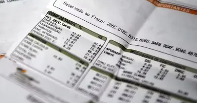 Idosos cadastrados no CadÚnico podem solicitar isenção total da conta de luz para consumo de até 80 kWh por mês..