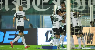 Jogadores do Coritiba comemoram gol na Curuzu, enquanto o Paysandu amarga mais uma derrota na Série B.