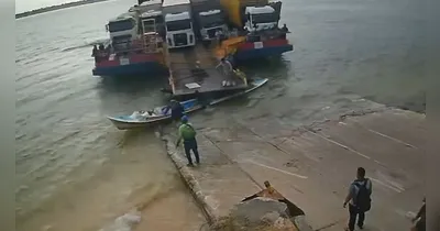 Ocupantes tentaram retirar a rabeta de debaixo da balsa, mas não conseguiram.