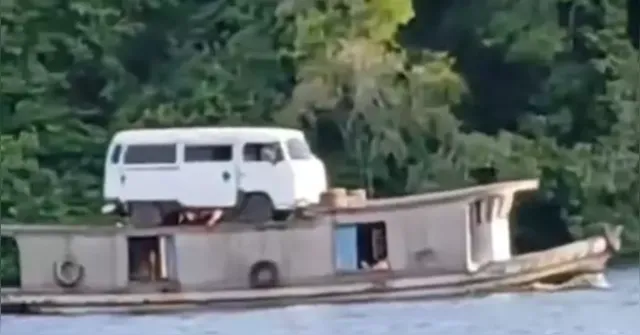 Imagem ilustrativa da notícia VÍDEO: kombi é transportada em cima de barco no Pará