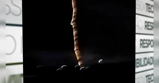Imagem ilustrativa da notícia Vídeo: raio atinge condomínio em Outeiro e assusta moradores
