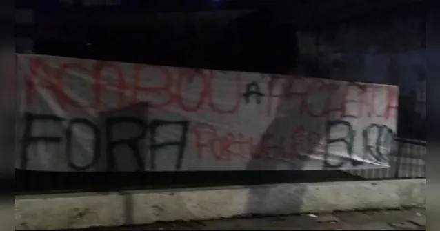 Imagem ilustrativa da notícia Torcida do Clube do Remo protesta contra diretoria e António Oliveira 