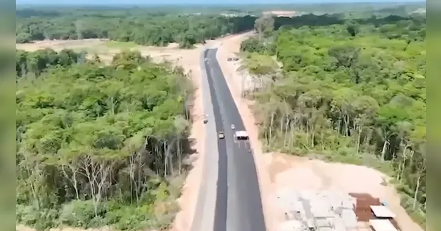 Imagem ilustrativa da notícia Vídeo: Avenida Liberdade começa a receber asfalto