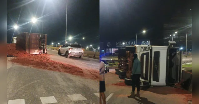 Imagem ilustrativa da notícia Caminhão tomba no elevado do Entrocamento e deixa trânsito lento