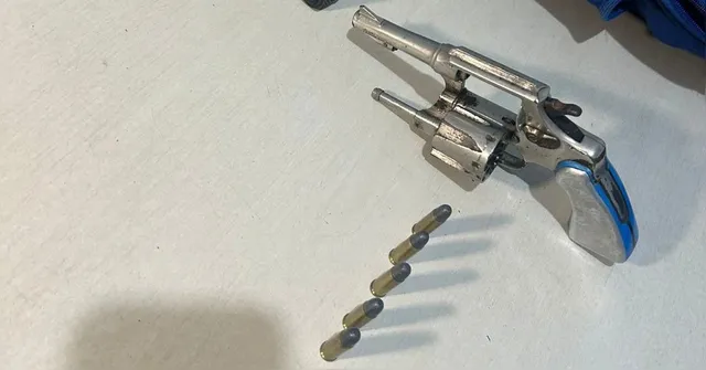 Imagem ilustrativa da notícia Mãe é presa após deixar filho sozinho com revólver no Pará